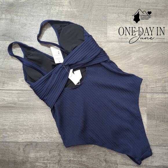 Cupshe V Front Textured One Piece Swimsuit Size M - Picture 5 of 5